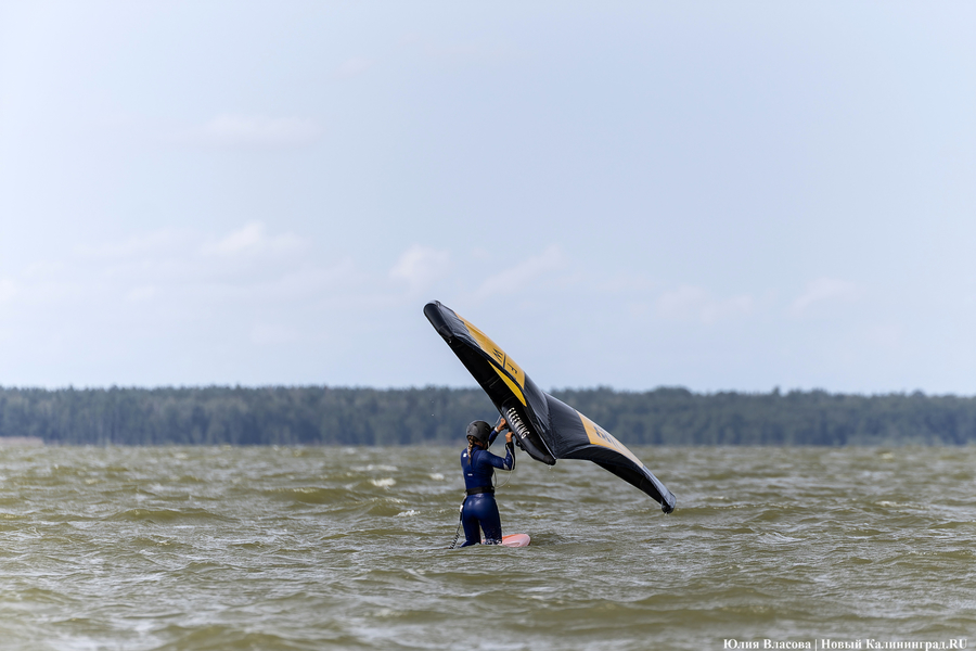 По воде против ветра: на Куршском заливе соревновались под кайтом и с крылом (фото)