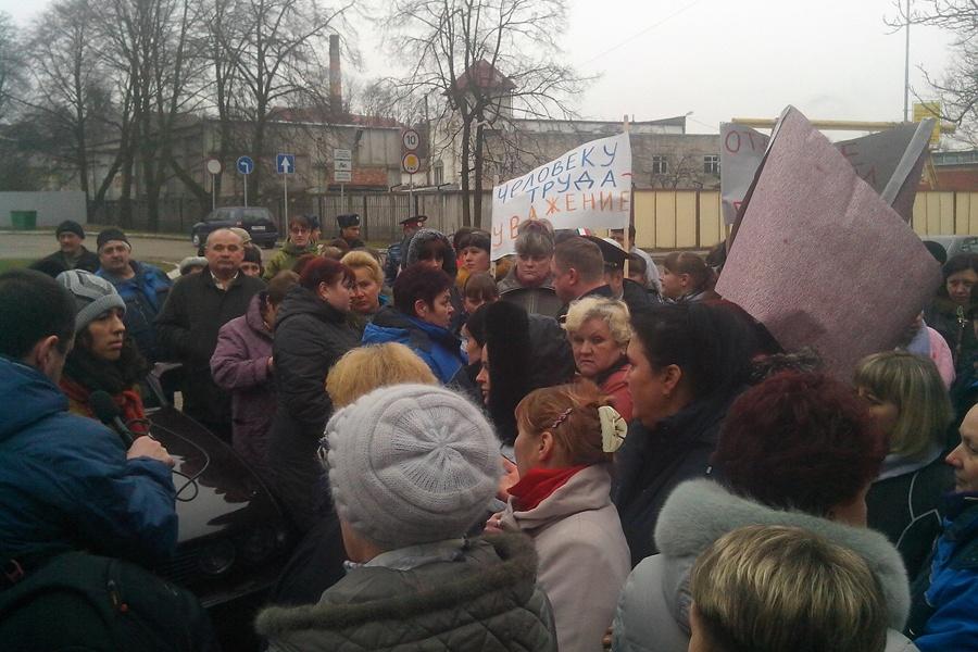 Море волнуется раз: работники мясоперерабатывающей отрасли начали митинговать (фото)