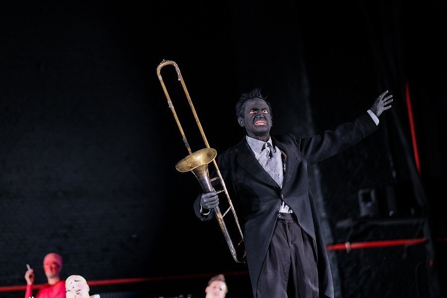 Живых больше нет: «Балтийские сезоны» завершились антивоенным спектаклем (фото)