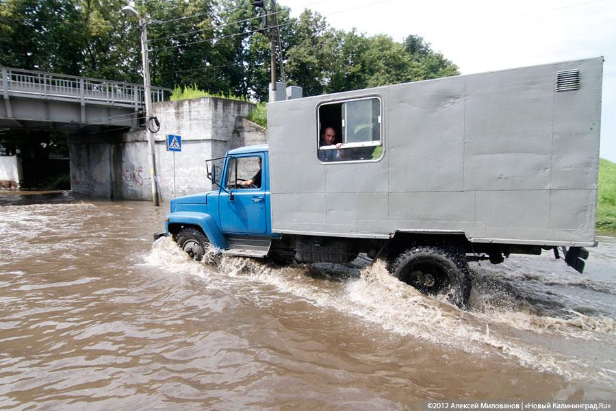 «Праздничные купания»: фоторепортаж с затопленной Аллеи Смелых