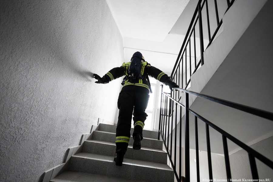 За три минуты на 25-й этаж: у пожарных прошли соревнование по скоростному подъёму (фото)