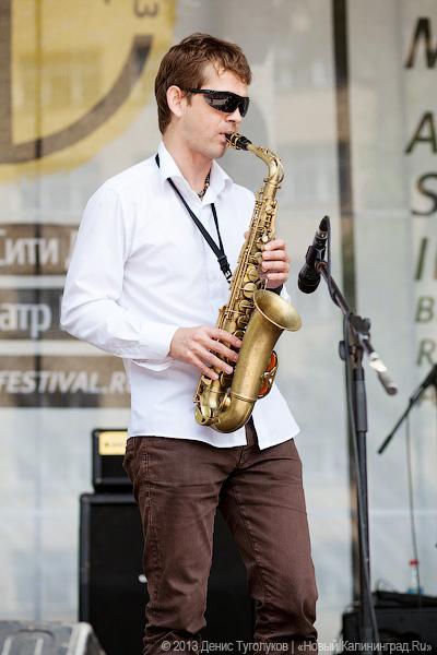 Джаз для вас: фоторепортаж с «Джаз-фонтана» у драмтеатра