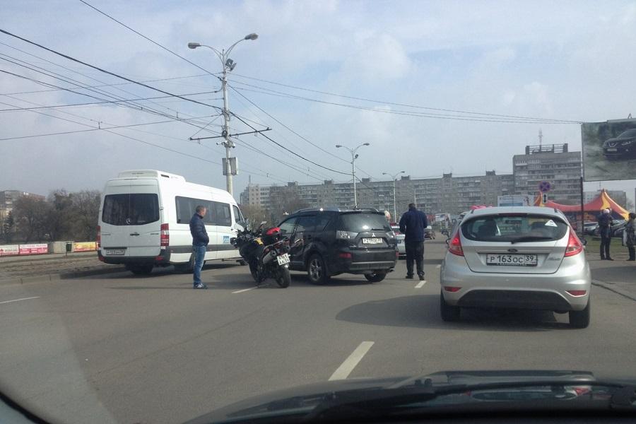 В Калининграде напротив Дома Советов столкнулись мотоцикл и внедорожник (фото)