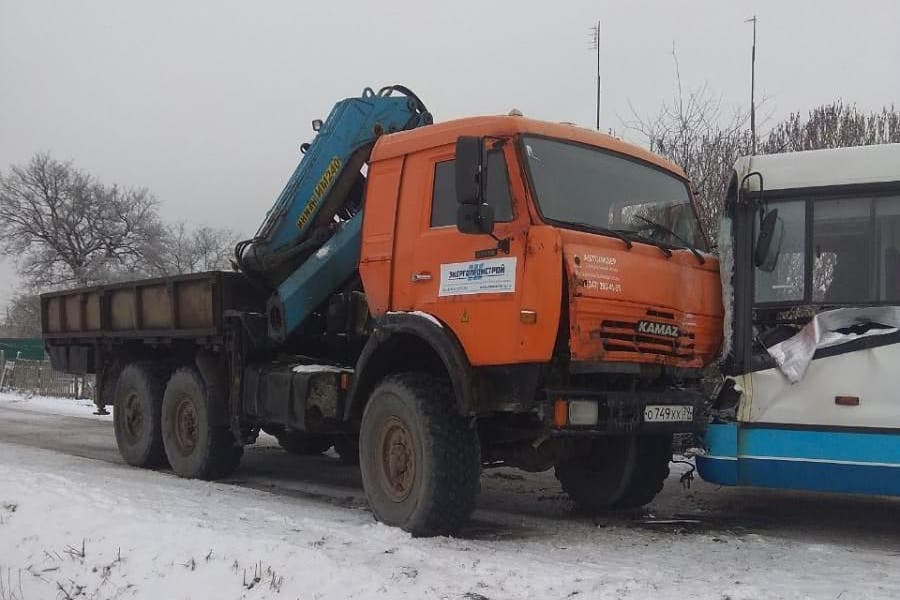 В ДТП с грузовиком и пассажирским автобусом пострадали два человека