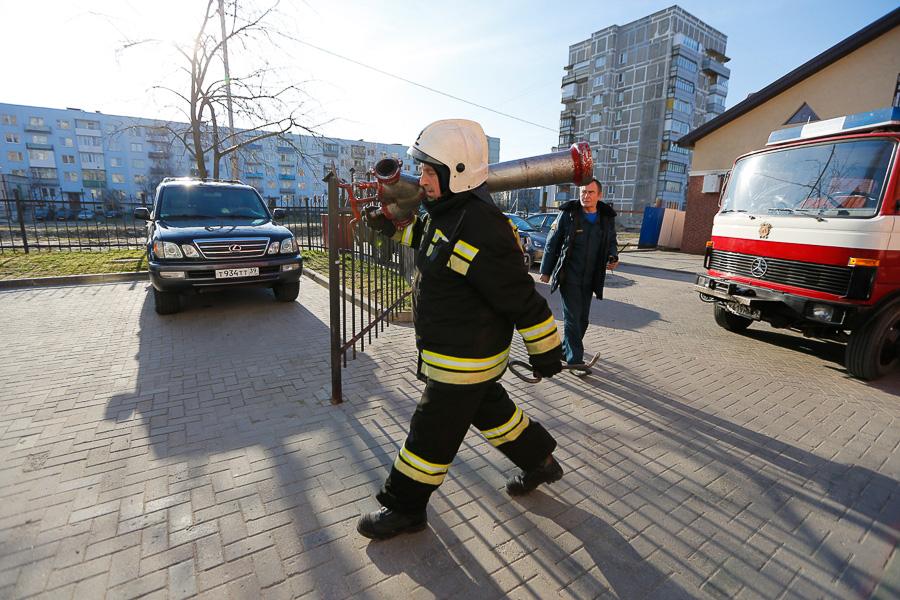 Три пожарные бригады тушили возгорание в 15-этажке на ул. Октябрьской (фото)