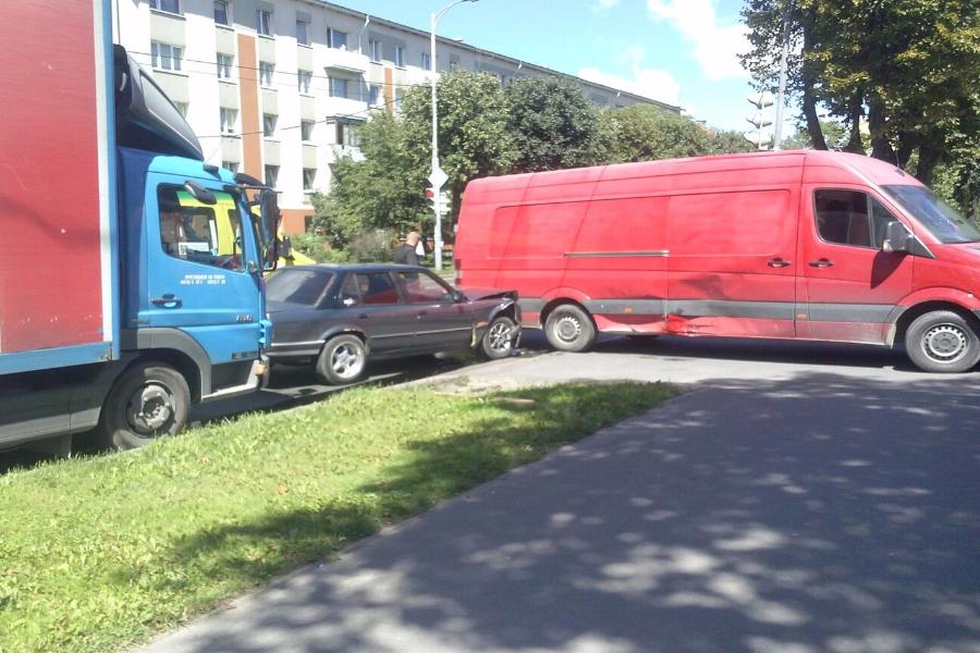 На Невского столкнулись легковушка и микроавтобус, движение затруднено (фото)