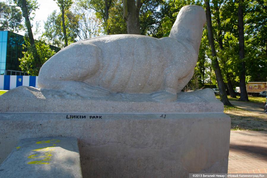 Питерские реставраторы: скульптуры морских котиков на Верхнем озере могут быть потеряны (фото)