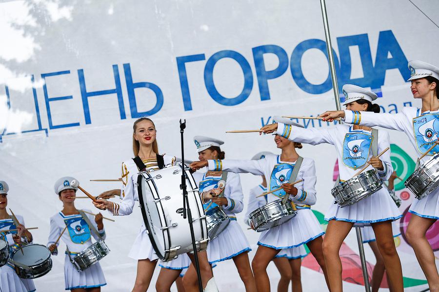 Девушка с барабаном: один День города барабанщицы Алены