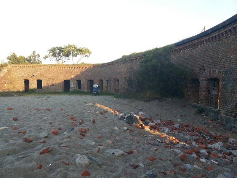 Строители выгрузили на берег Балткосы несколько тонн мусора (фото)