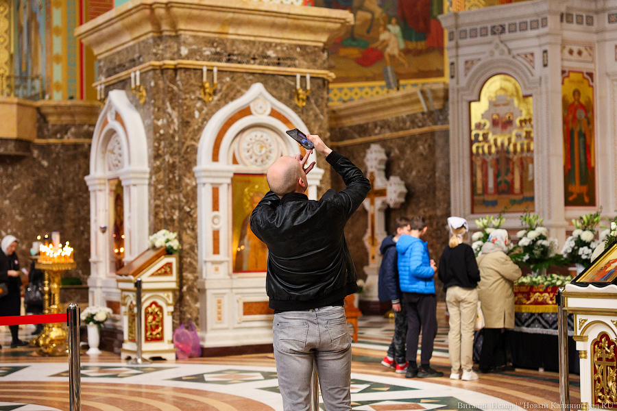 В брызгах святой воды: освящение пасхального угощения в соборе Христа Спасителя (фото)