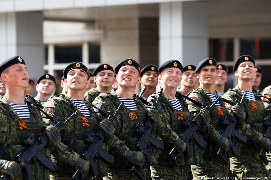 Под Знаменем Победы: в центре Калининграда прошел военный парад (фото)