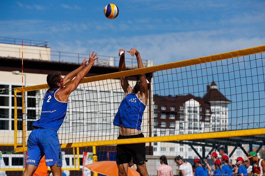 Лежали на пляже? Вот что было на песчаных кортах совсем рядом с вами (фото)