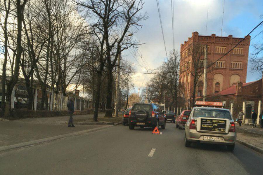 На Советском проспекте столкнулись два авто, собирается пробка (фото)