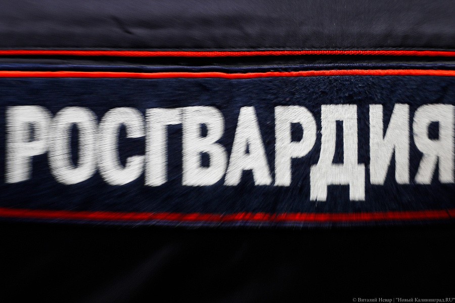 В Калининграде на охраняемом объекте задержали нарушителей с рациями и бензином