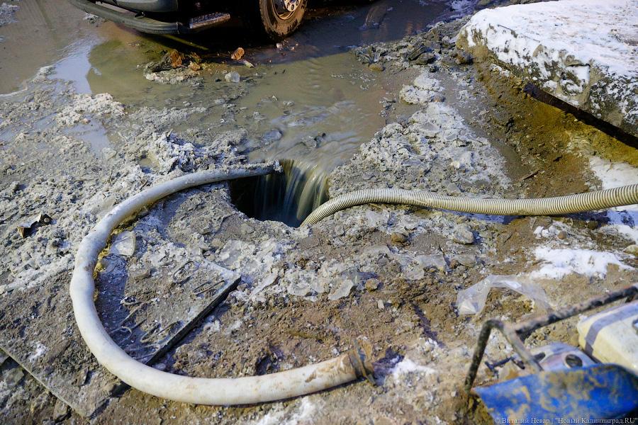 Ледовый остров: под второй эстакадой прорвало трубопровод (фото)