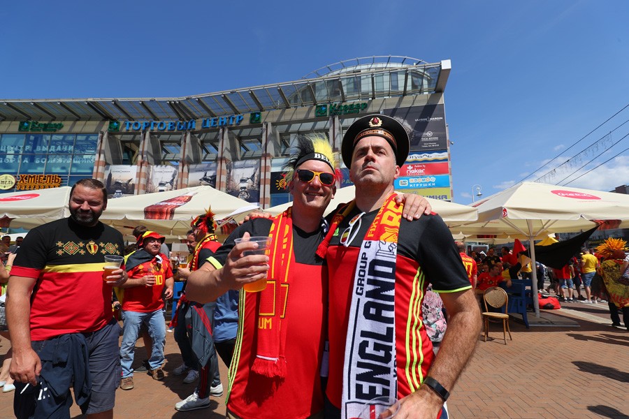 Captain Vodka: болельщики сборных Англии и Бельгии на улицах Калининграда (фото)