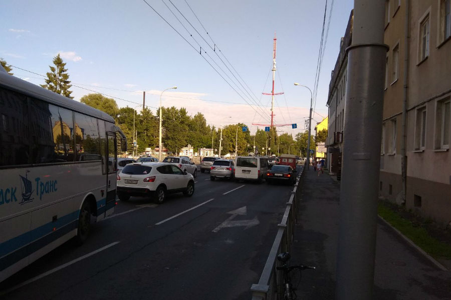 «БМВ» и «Форд» собрали большую пробку на Советском проспекте (фото)