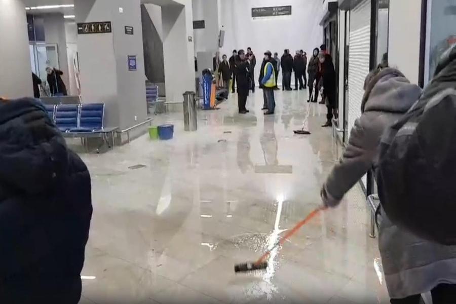 В аэропорту Храброво затопило центральный зал (фото, видео)