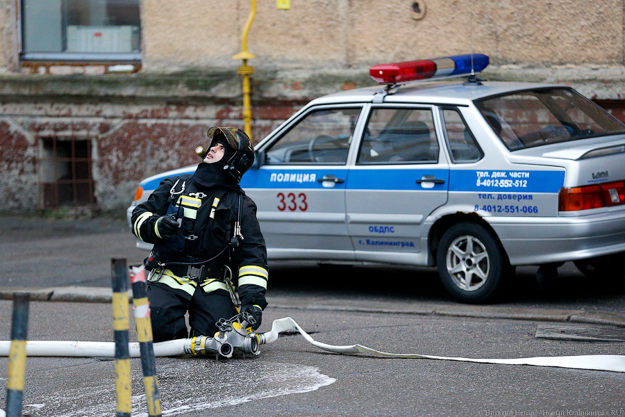 Изображая жертву: актеры драмтеатра «подыграли» пожарным на учениях (фото)