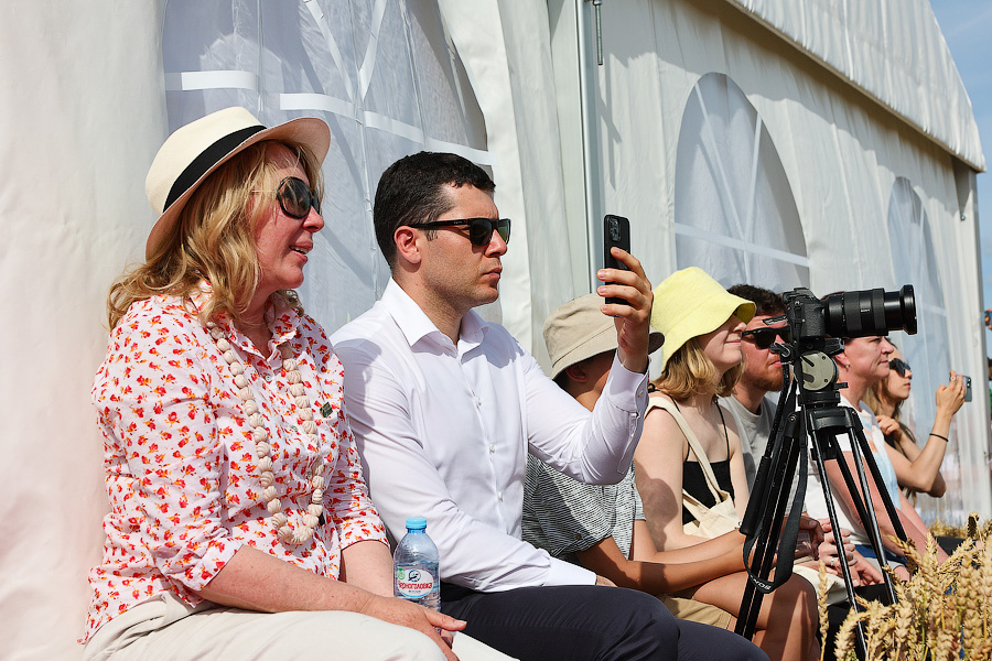 Один в поле — дизайнер: на Дне поля прошёл модный показ в колосьях (фото)