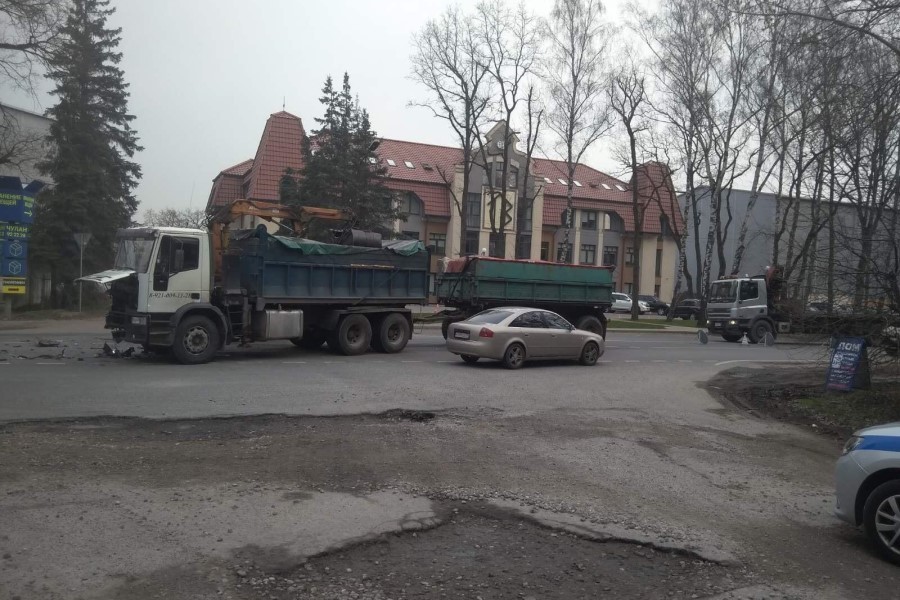 В пос. им. Космодемьянского «Мерседес» не уступил дорогу и врезался в грузовик (фото)