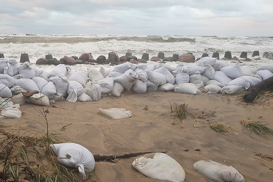 Потоп на Куршской косе продолжается, воду пытаются не пустить к дороге