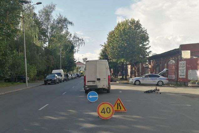 В Калининграде мужчина на электросамокате врезался в автомобиль