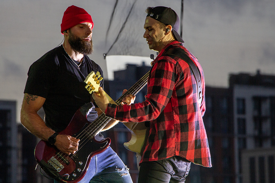 Марафон мировых хитов: в Калининграде прошёл рок-фестиваль с трибьют-шоу (фото)