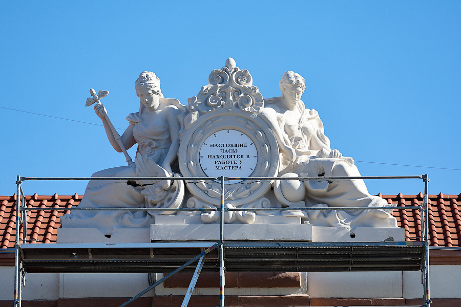 Улучшенная копия: акротерий «Движение и время» вернулся на историческое место (фото)