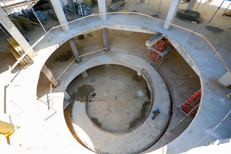 Далеко ли до Юрмалы: как губернатор Николай Цуканов стройплощадку Театра эстрады навещал