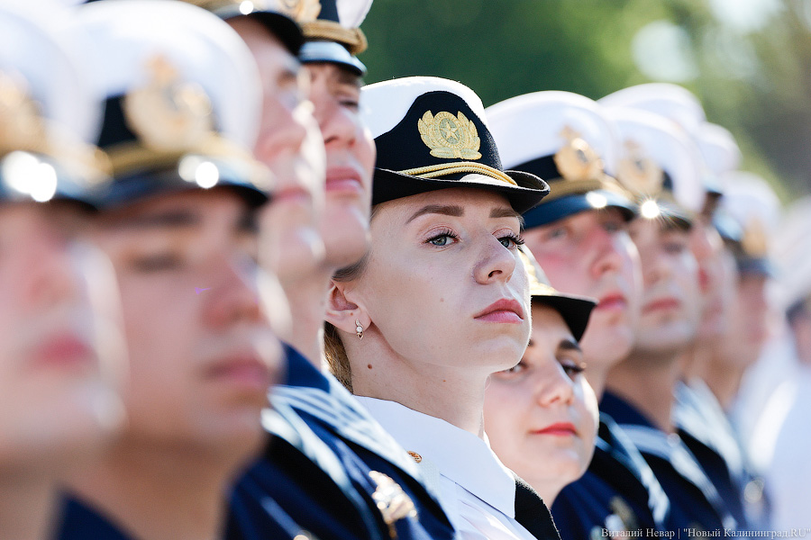 Погоны, кортики и женщины-офицеры: как прошел выпуск в БВМИ (фото)