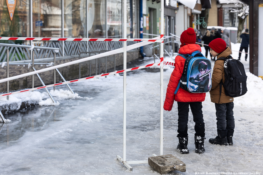 Зима не сдаётся: как выглядят улицы Калининграда после «снежного удара» (фото)