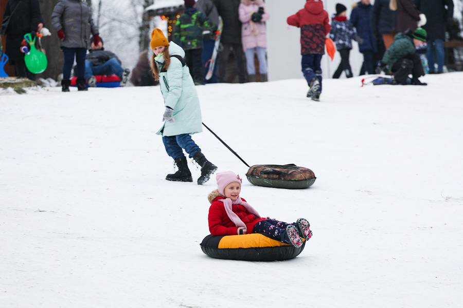 Полет на санках: как в Центральном парке Калининграда с горки катаются (фото)