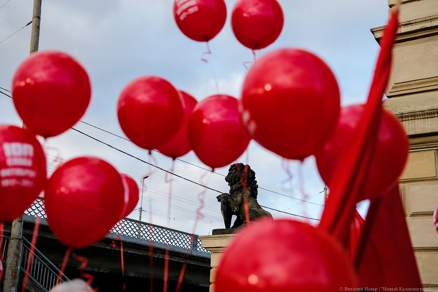 Надуть шары воронеж. Советские женщины на демонстрации надувают шары.