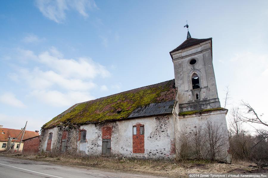 На крыше травка зеленеет: кирха начала XIX века в Перевалово покрывается плесенью и мхом
