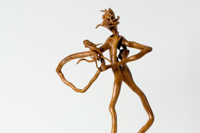 В Янтарном открылся музей сюрреалистических скульптур из корней деревьев