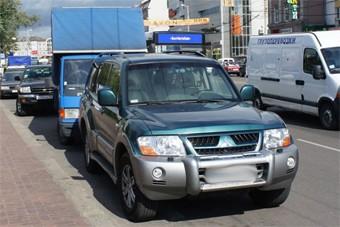 Медведев поручил забрать у ГИБДД контроль над парковками