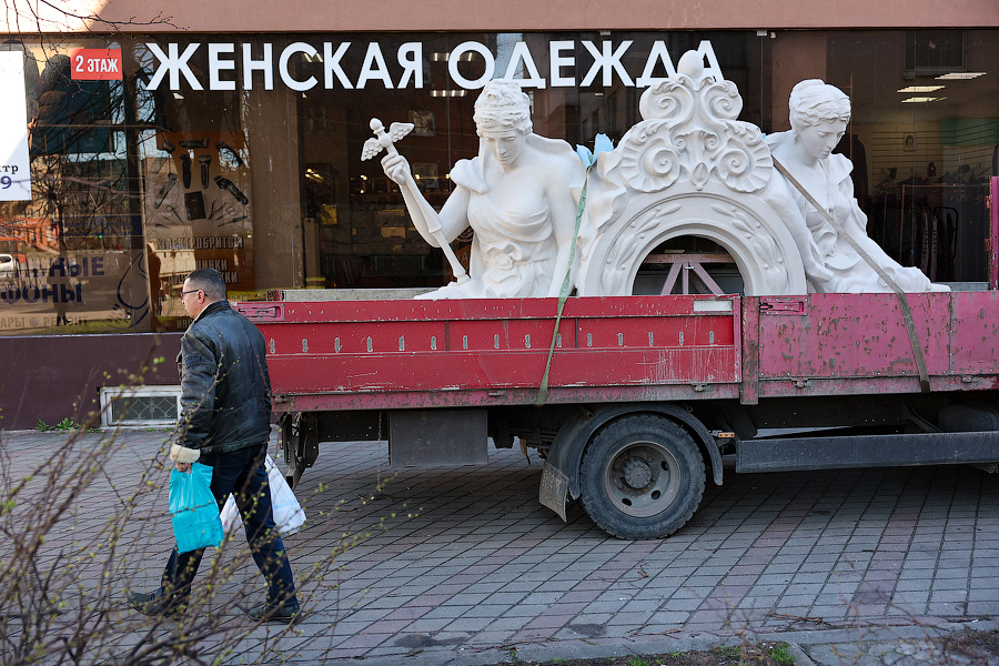 Улучшенная копия: акротерий «Движение и время» вернулся на историческое место (фото)
