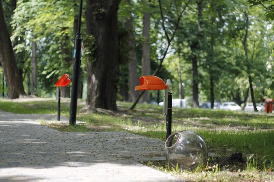 В реконструированном сквере на Юношеской вандалы повредили урны и плафоны (+фото)