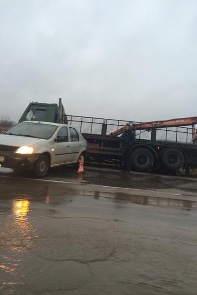 На выезде из Гурьевска столкнулись грузовик и легковушка (фото)