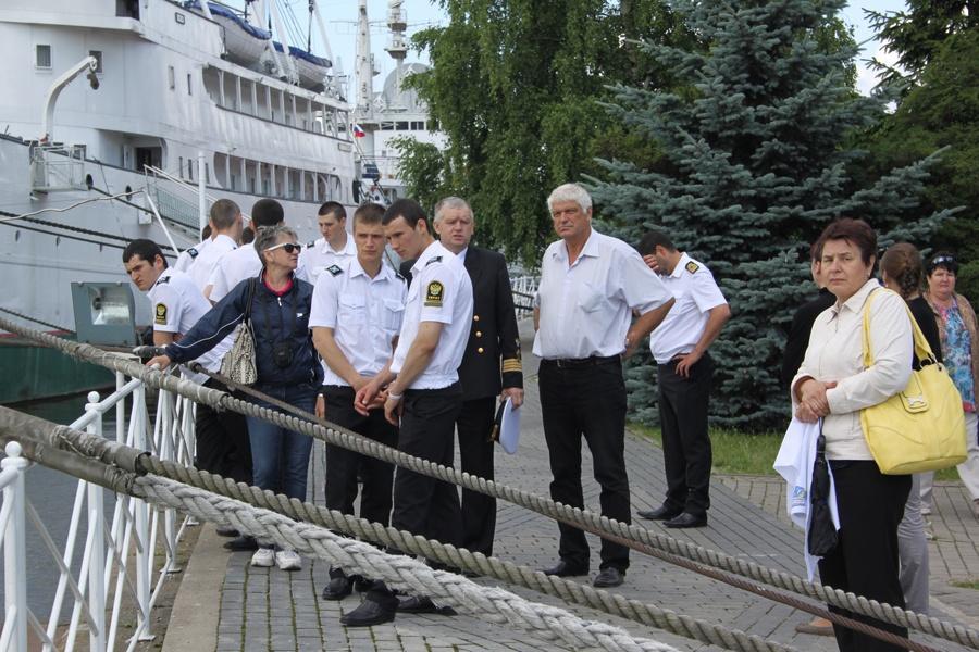 Юные капитаны пошли в первый водный поход на гребных ялах по акваториям региона