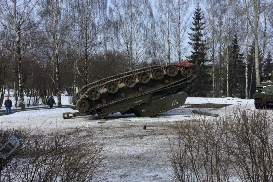 Очевидцы: в Черняховске перевернулась самоходная артустановка (видео)