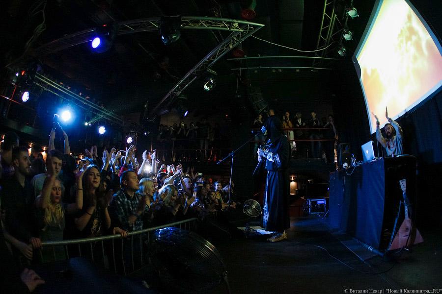  Лапти разбил об пол: на Вагонке прошёл концерт «Нейромонаха Феофана»