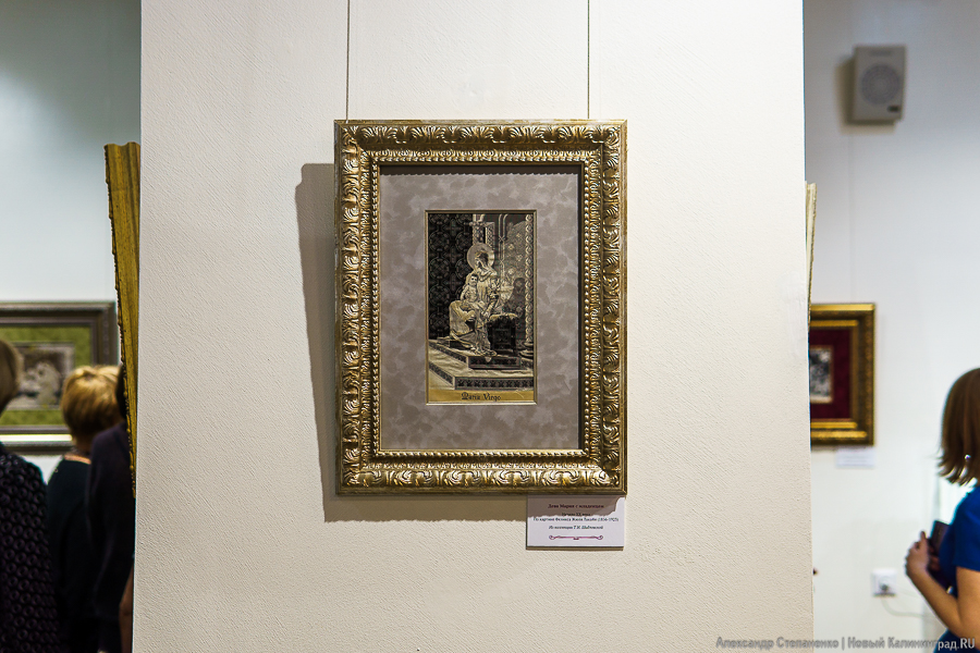 «С французским шармом»: в Калининграде открылась выставка шелковых картин (фото)