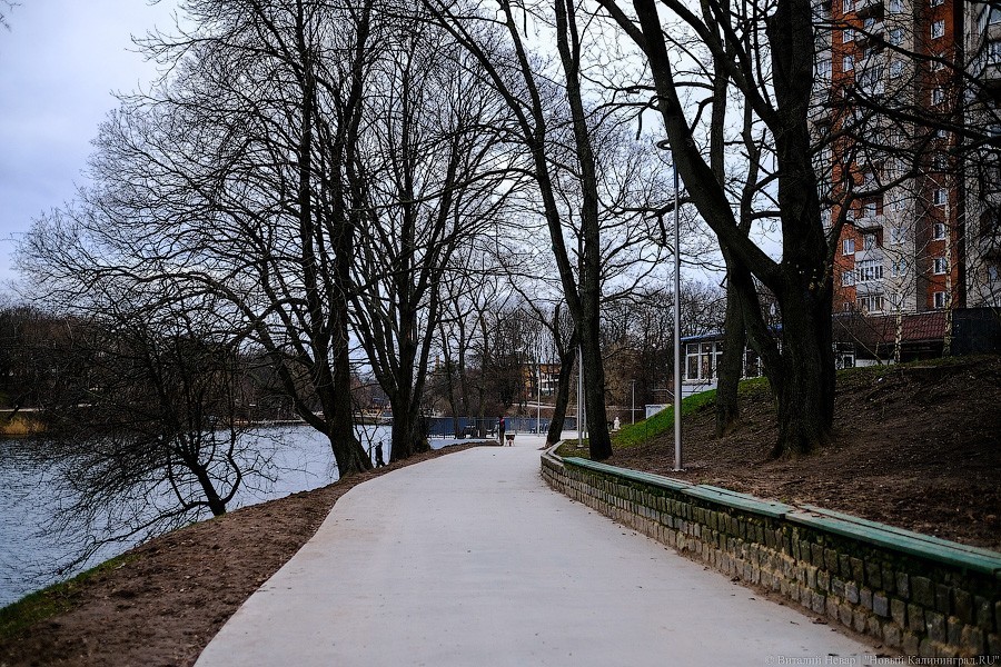 Бетон и пустота: в Калининграде завершается благоустройство Нижнего озера (фото)