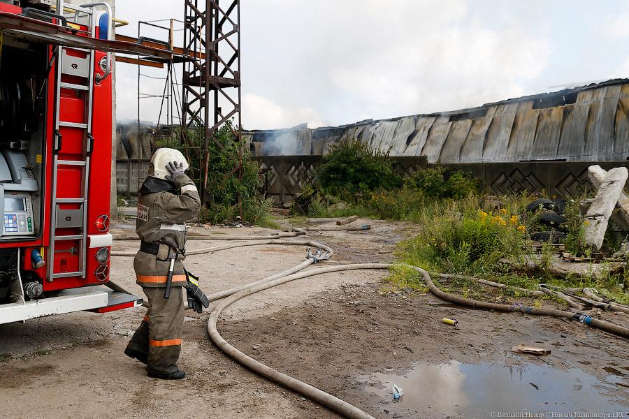 «Кто-то покурил»: на ул. Дзержинского выгорело 200 квадратных метров складов