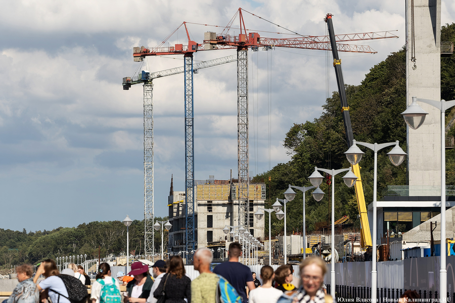 С видом на море и стройку: как выглядит пляж в Светлогорске этим летом