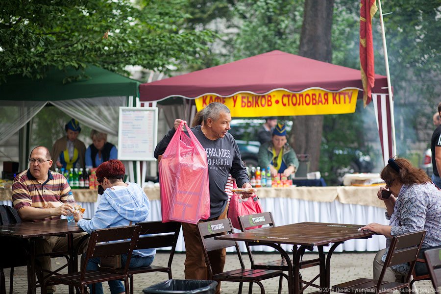 Голодные улицы: чем кормили калининградцев на День города