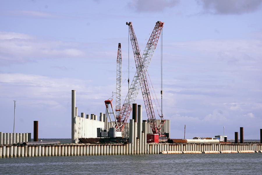 Власти нашли объяснения срыву сроков строительства порта в Пионерском