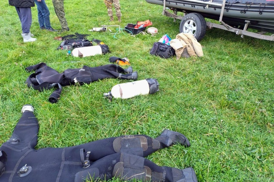 Пограничники задержали калининградцев, незаконно добывавших янтарь в Балтийском море